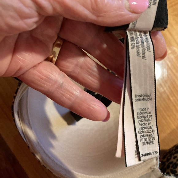 EUC Victoria’s Secret leopard print bra - Picture 5 of 7